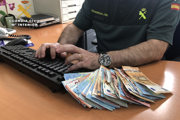 Una empleada de hogar roba 2.200 euros a un anciano y pide a la familia cobrar el sueldo