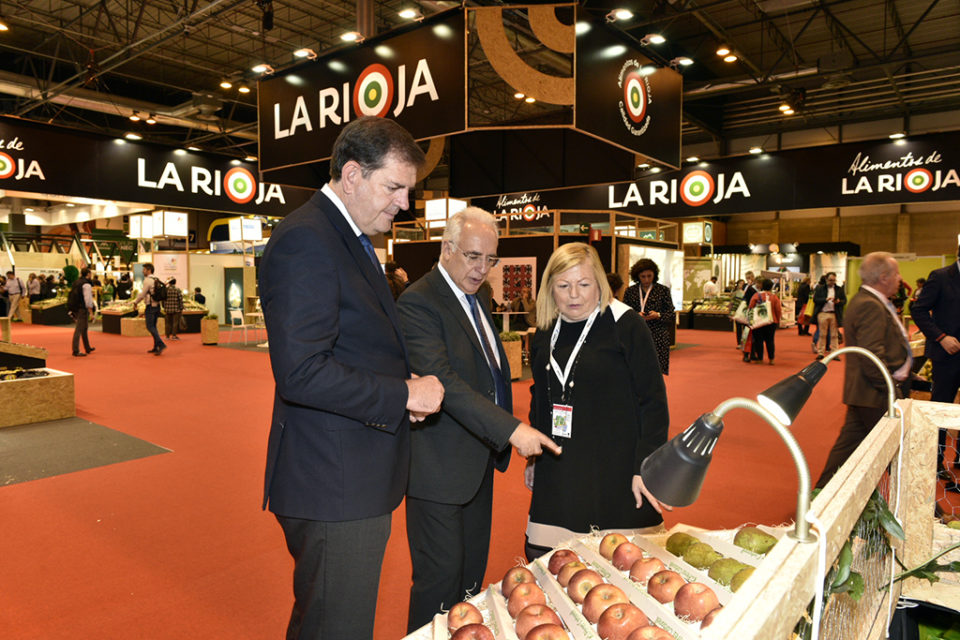 El presidente ha visitado con el consejero de Agricultura los expositores riojanos en Fruit Attraction. / NR