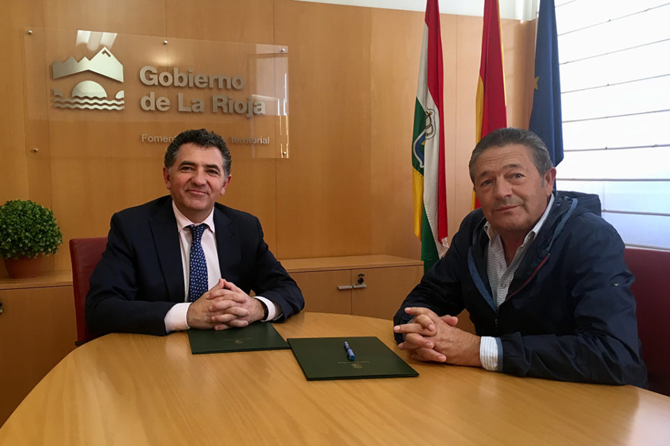 Carlos Cuevas y Dionisio Ruiz han firmado el contrato para ejecutar la mejora de la carretera de Hormilla. / NR