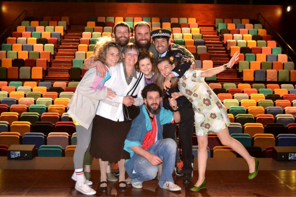 Actores y director de New 67 Group, en el Teatro Cervantes de Arnedo/. NR