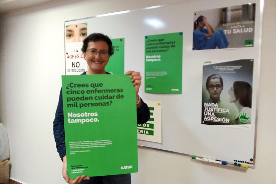 La secretaria general de SATSE en La Rioja, con el cartel de la campaña. / NR