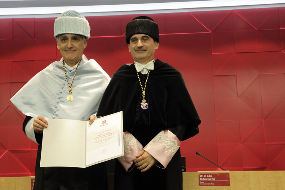 A la izquierda, el anterior rector, José Arnáez, que recibió la Medalla de Oro de la UR, junto al actual rector, Julio Rubio. / Ingrid