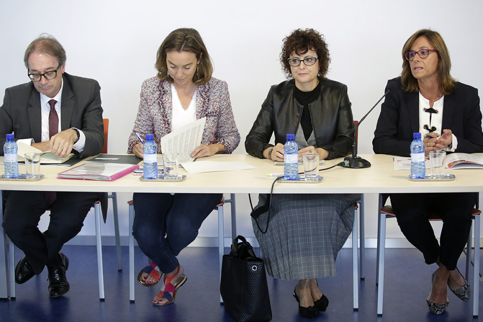 La alcaldesa y la directora general de Servicios Sociales, con responsables de la Fundación la Caixa. / Clara Larrea