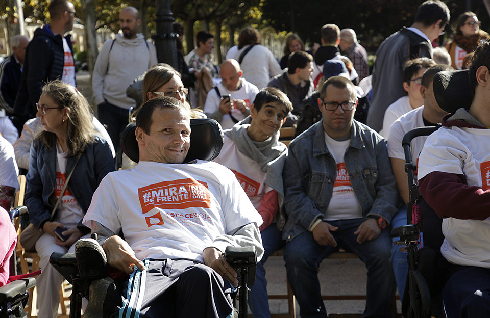 Asistentes al acto celebrado en el Espolón de Logroño en el Día de la Parálisis Cerebral. / Ingrid