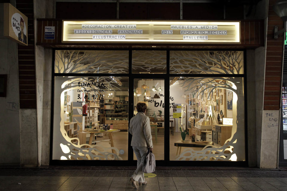 Instalación artística en un escaparate de un comercio logroñés. / Ingrid