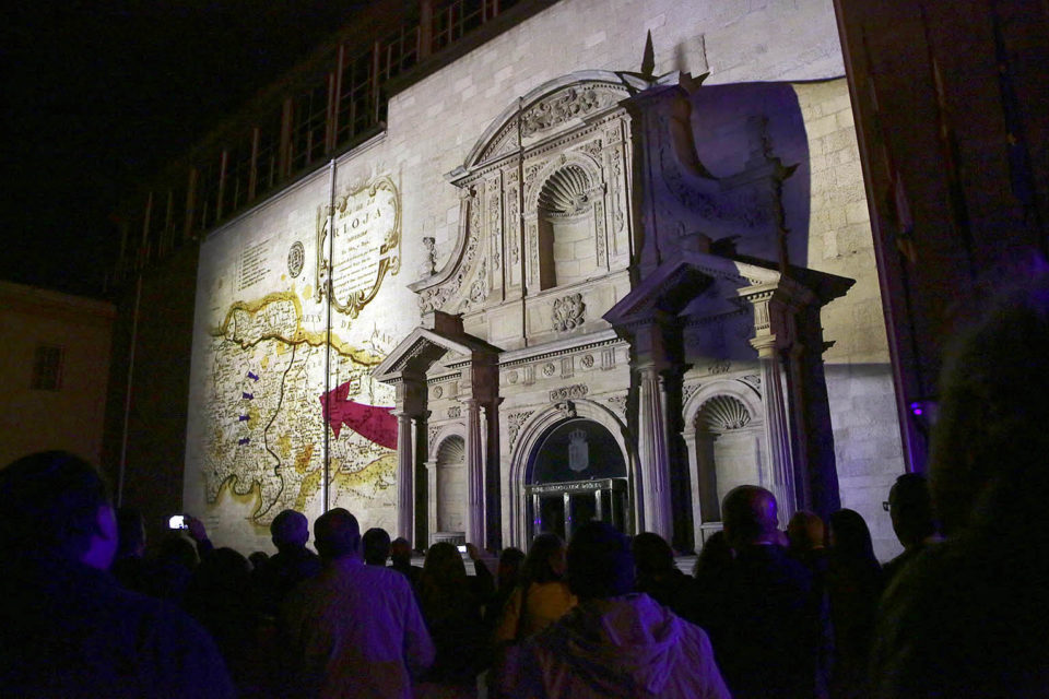 Videomapping proyectado sobre la fachada del Parlamento de La Rioja. / Clara Larrea