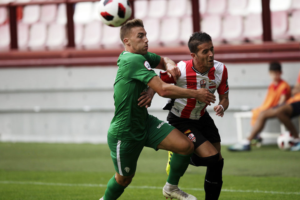 Ñoño pelea por el esférico en el partido que enfrentó a la UDL con el Sporting B. / Ingrid