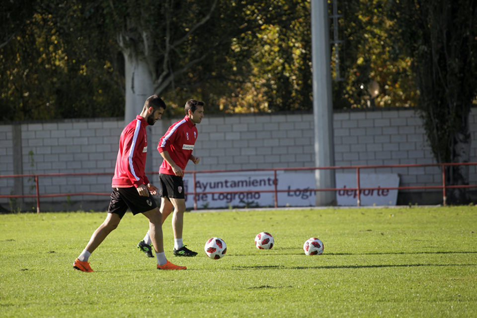 Los navarros Mikel Santamaría y Flaño, ayer durante la sesión matinal, serán, en principio, titulares en El Sardinero. / Ingrid