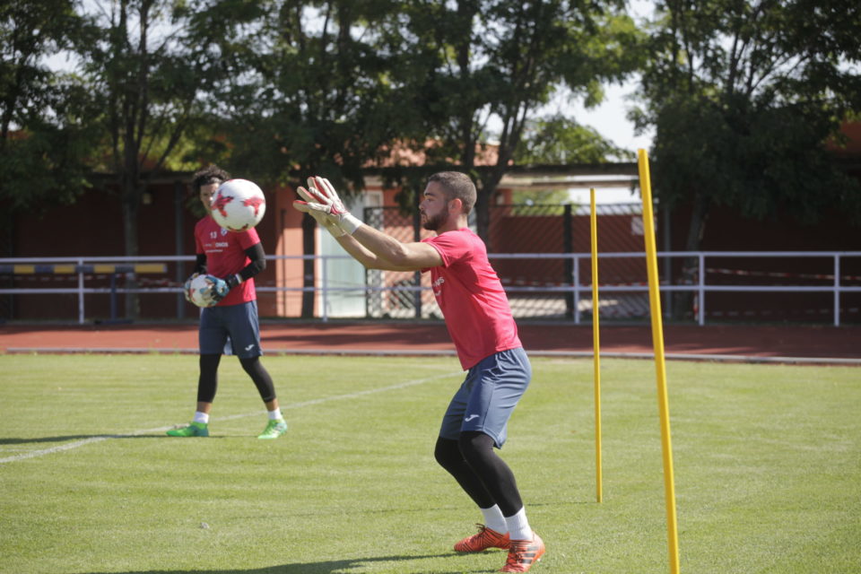 Gorka, en un entrenamiento ante la atenta mirada de Gonzalo. / Ingrid