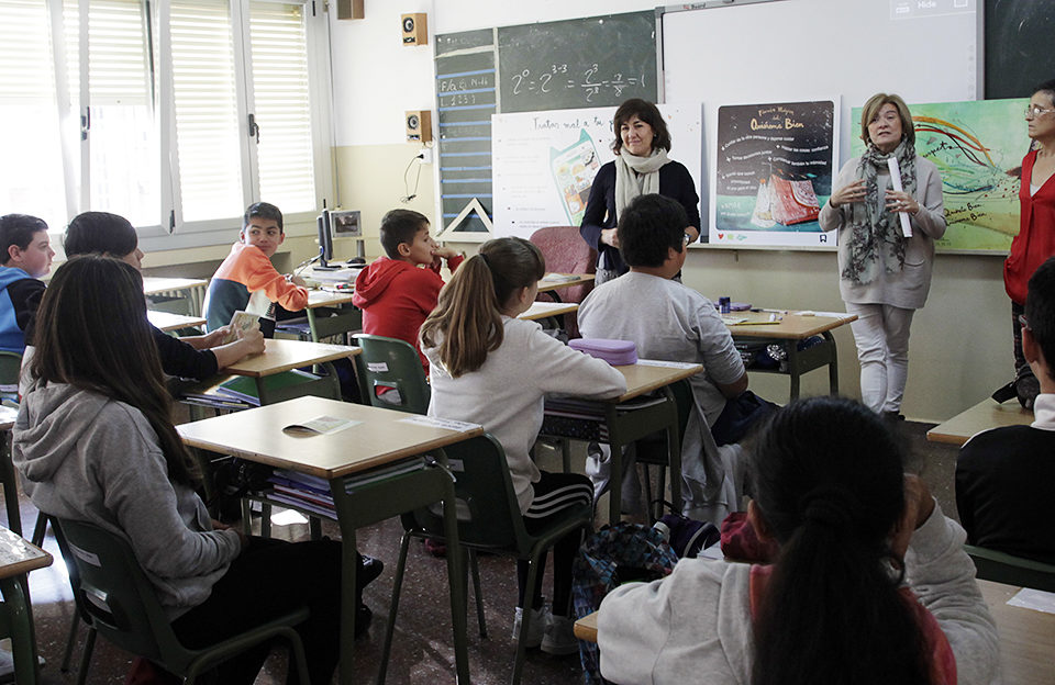 La concejala Paloma Corres presentó la guía QMB en el colegio Rey Pastor de Logroño. / Ingrid