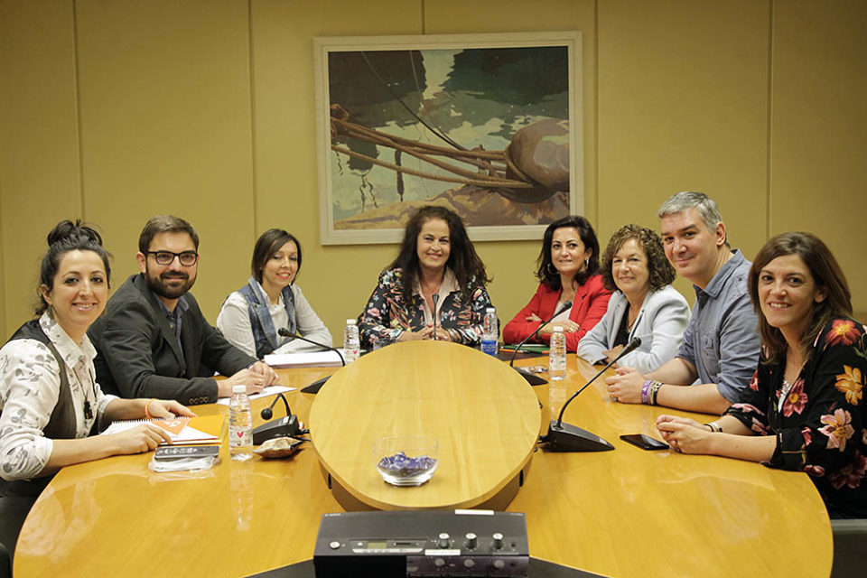 La diputada Carla Antonelli (en el centro de la foto), con diputados del PSOE, Podemos y Cs, en el Parlamento riojano. / Ingrid