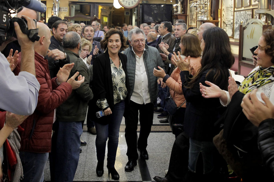 Beatriz Arraiz, con el exalcalde Tomás Santos, en la presentación de su candidatura en el Café Moderno. / Ingrid