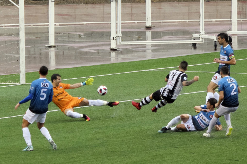 El Haro derrotó a la SDL y es segunda en solitario. Imagen del gol que ajustició a los blanquirrojos. / Antonio Corral