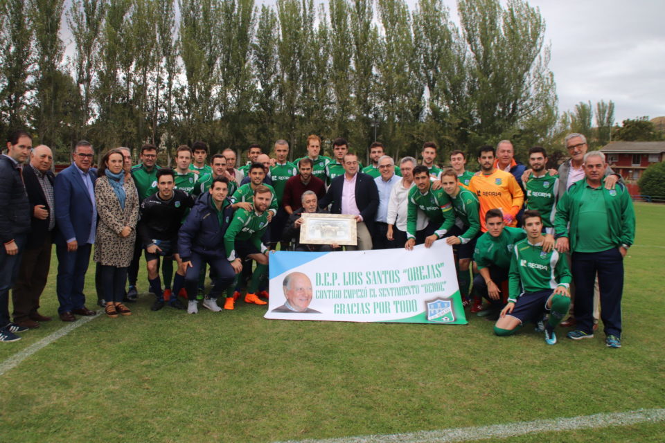 El primer equipo del Berceo, acompañado por la alcaldesa y los directivos del club y de la Federación Riojana, homenajearon a Luis Santos, fundador del club. / NR