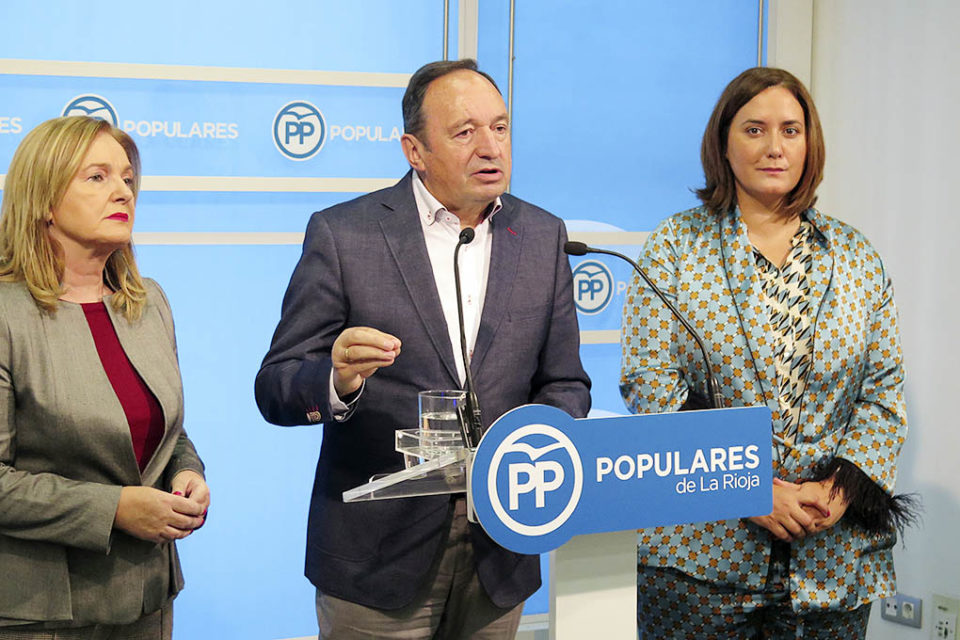 Sanz, en la rueda de prensa, junto a Mendiola y Antoñanzas. / NR