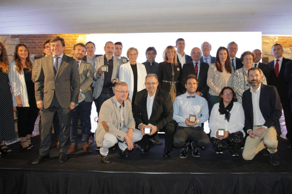 Premiados, autoridades y responsables de las entidades promotoras de los premios, durante la gala de entrega de galardones celebrada en Ollauri. / Riojapress