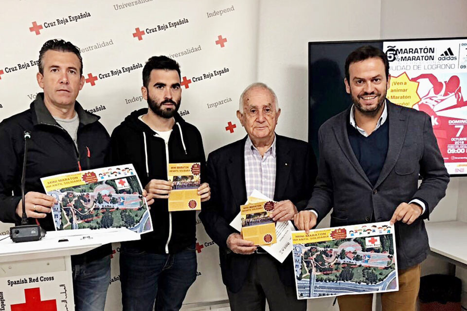 Responsables de Cruz Roja, con los organizadores de la prueba. / NR