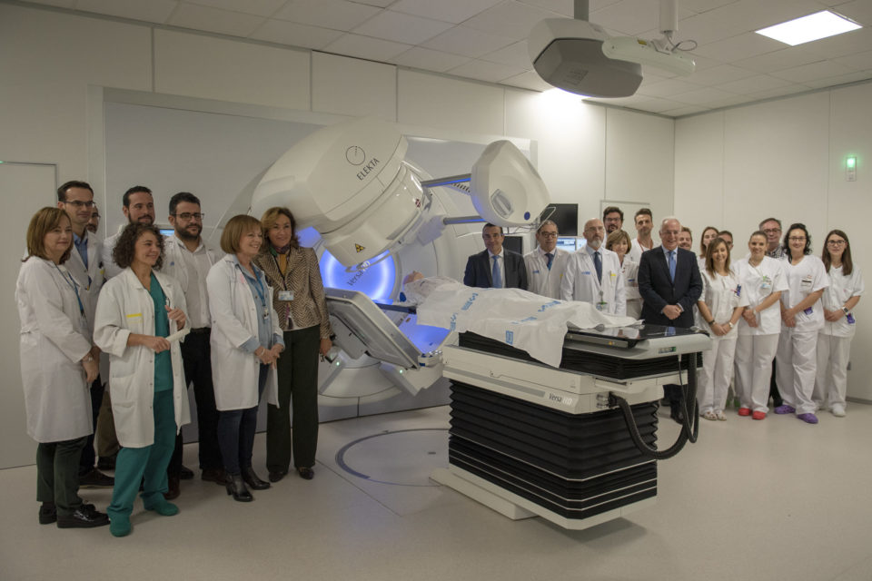 El presidente riojano y la consejera de Salud han visitado este miércoles el acelerador lineal en el CIBIR. /NR