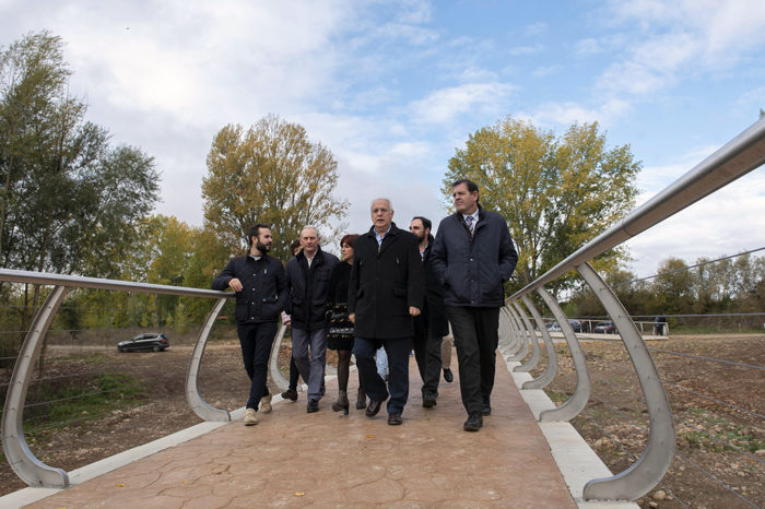 Villamediana y Lardero, unidos por una pasarela peatonal en un entorno natural