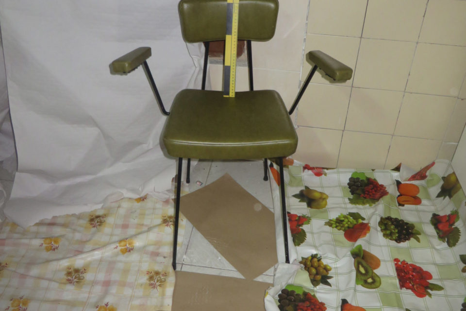 Silla que utilizó el detenido para retener a la mujer. / Guardia Civil