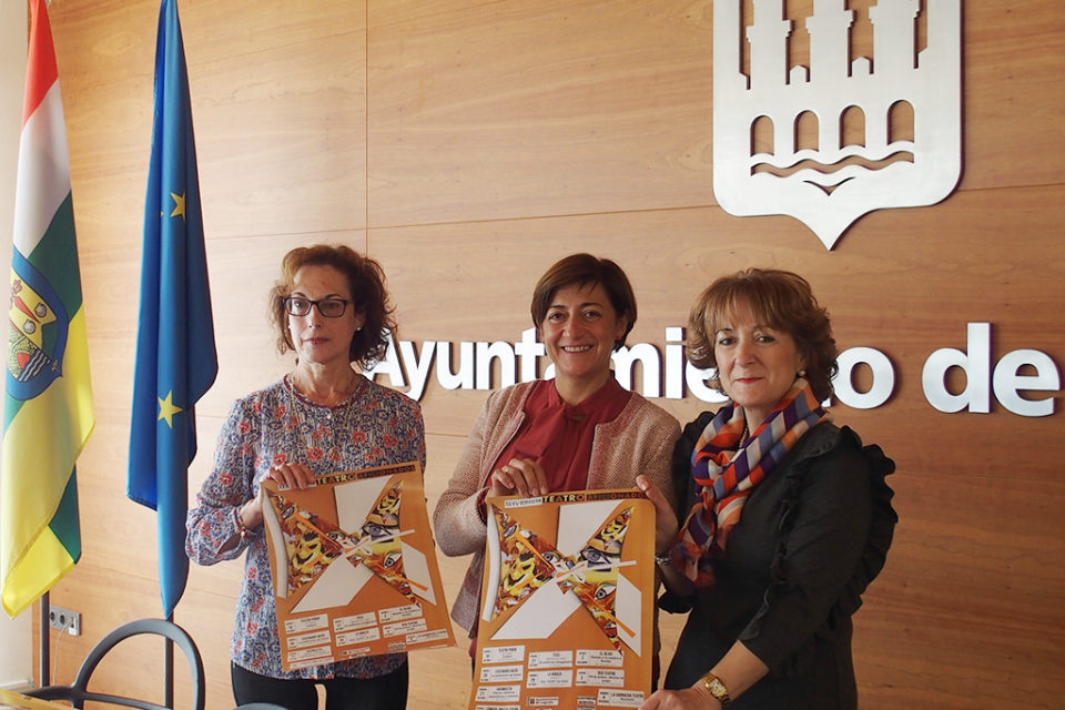 La concejal de Cultura, junto a las representantes de la Asociación de Vecinos El Carmen, organizadora de la Muestra. / NR