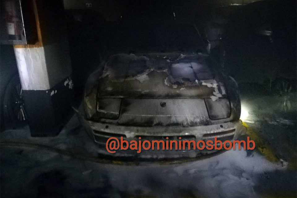 Uno de los coches afectados por el incendio del parking de Gran Vía. / @bajominimosbomb