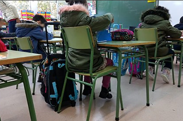 Alumnos del CEIP Varia han estado en clase con el abrigo hasta que se ha reparado la calefacción