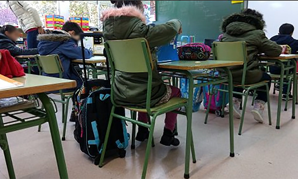 Los alumnos del CEIP Varia, con abrigo en clase, en una imagen que ha publicado el CEIP Varia en su cuenta de Twitter. / @ceipvaria