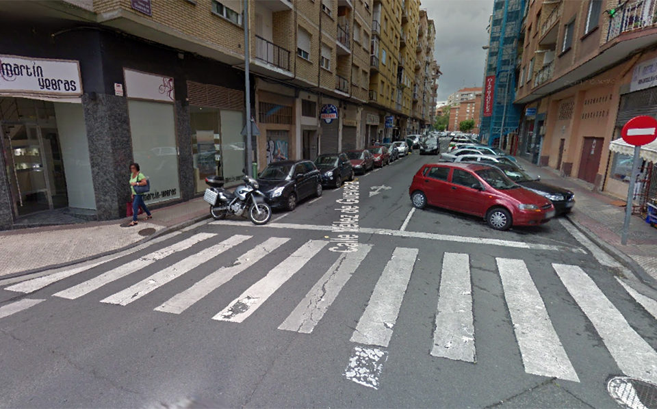 La calle Vélez de Guevara, entre Torremuña y Duques de Nájera, se remodelará en 2019. / Google