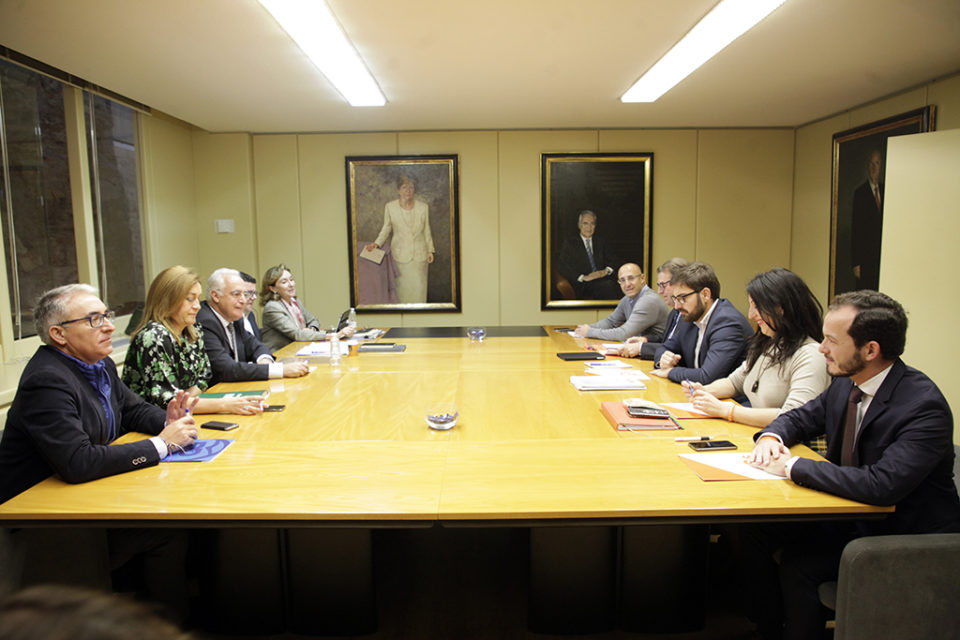 Diputados del PP y Cs reunidos con el Gobierno de La Rioja. / Clara Larrea