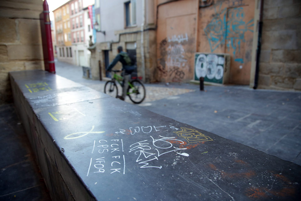 Pintadas en el acceso a la iglesia de Santiago, junto a la plaza de la Oca. / Clara Larrea