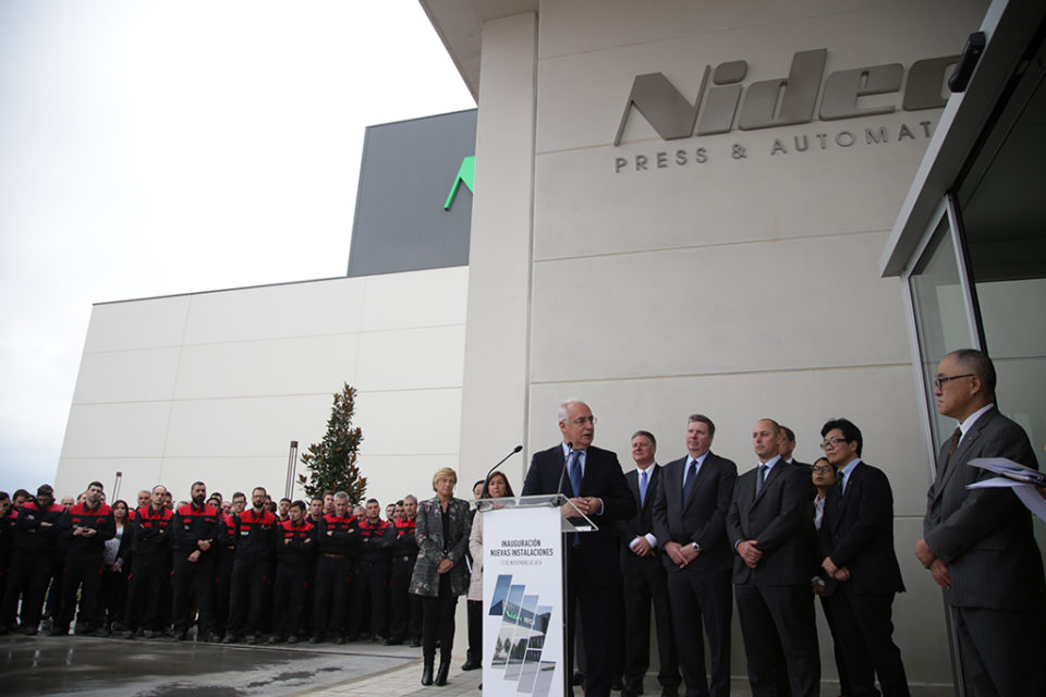 Ceniceros interviene en el acto inaugural de la compañía de Navarrete, que cuenta con 210 empleados. / Clara Larrea