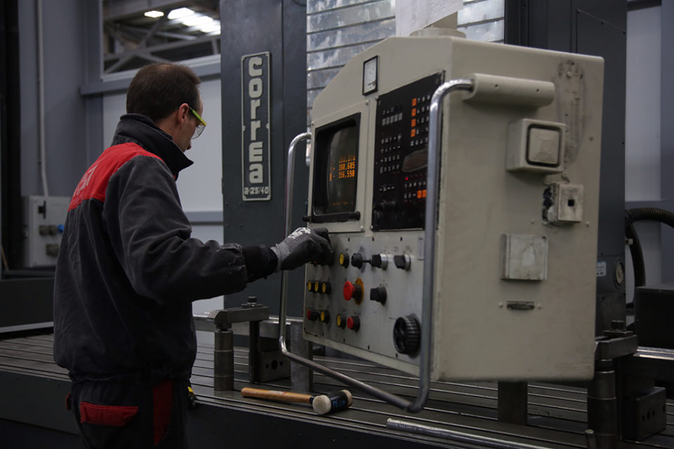 Un operario manipula una máquina. / Clara Larrea