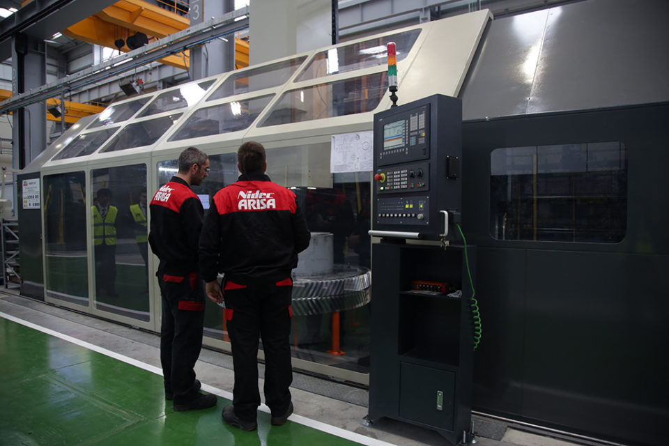 Dos operarios manipulan una máquina