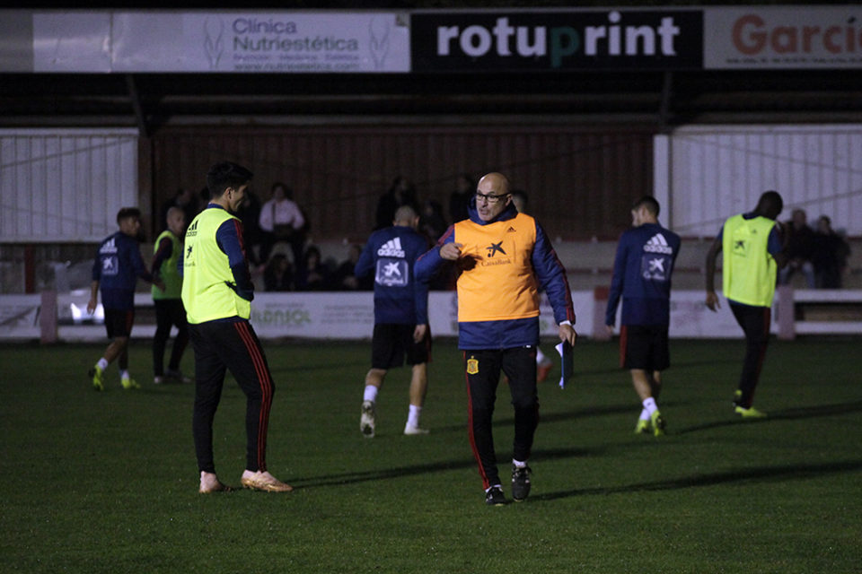 Luis de la Fuente, durante el entrenamiento vespertino de la sub’21 en Varea. / Darío Uruñuela