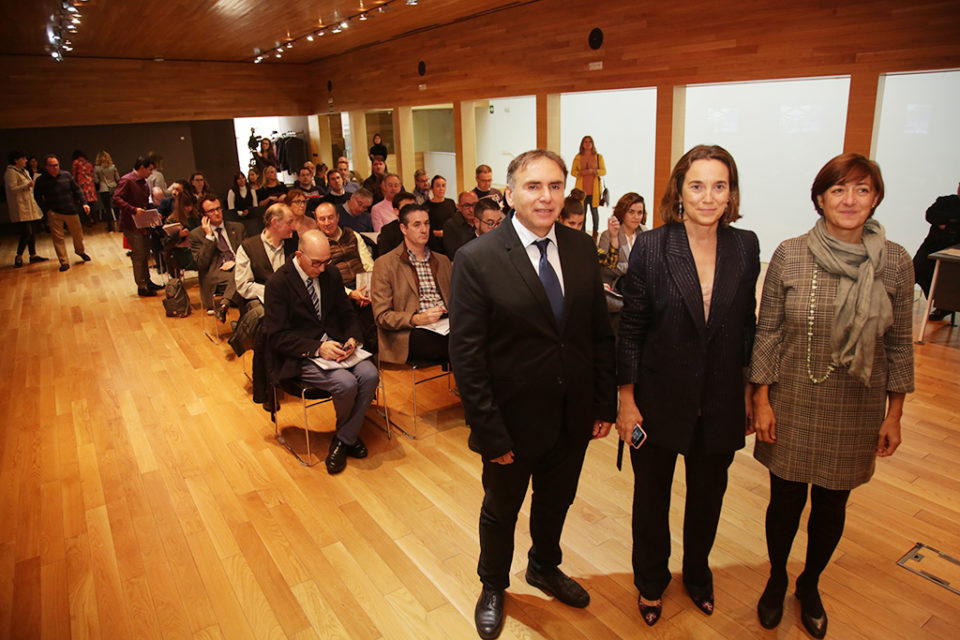 De izquierda a derecha, José Ignacio Castresana, Cuca Gamarra y Pilar Montes. / NR