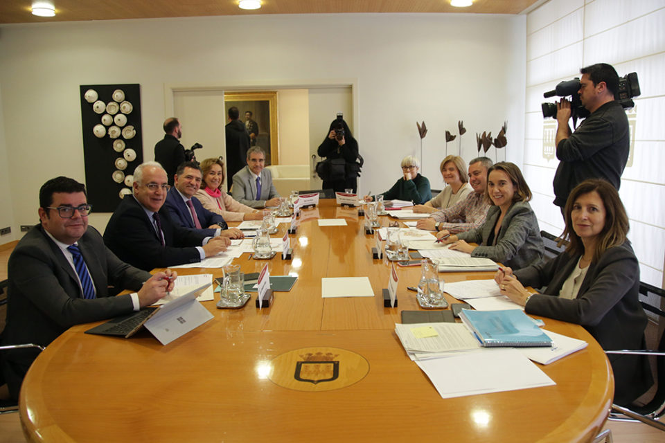 Reunión del Consejo de Capitalidad en el Ayuntamiento de Logroño. / Clara Larrea