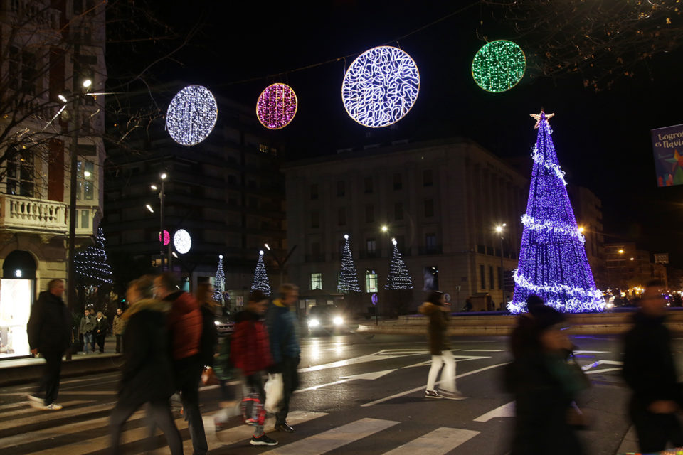 Iluminación navideña en el centro de Logroño, uno de los principales espacios comerciales de la ciudad. / Clara Larrea