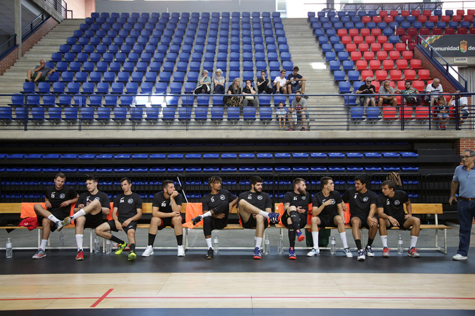 La plantilla del Logroño, preparada para el reto de la liga y la Copa EHF. / Clara Larrea