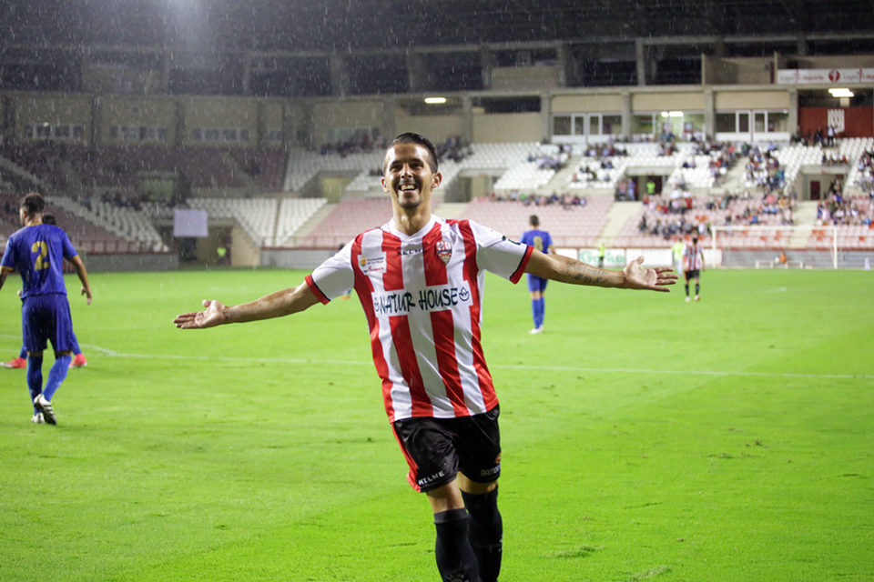 Ñoño firmó su primer doblete del curso ante el Gernika. En la imagen, festeja un gol frente al Avilés, en partido perteneciente a la temporada pasada. / Clara Larrea