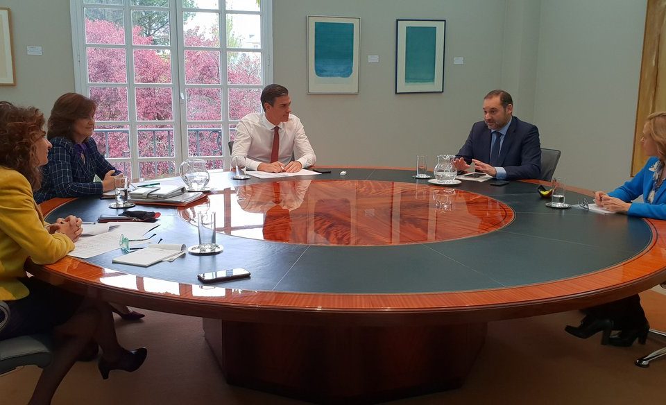 Reunión que ha mantenido este miércoles el presidente en La Moncloa con la vicepresidenta y tres de sus ministros. / @sanchezcastejon