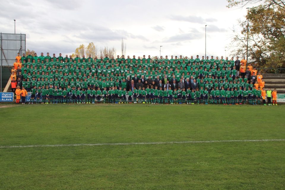 El Berceo foto para su tradicional foto de familia antes de dar la sorpresa de la temporada ganando en Haro. / NR