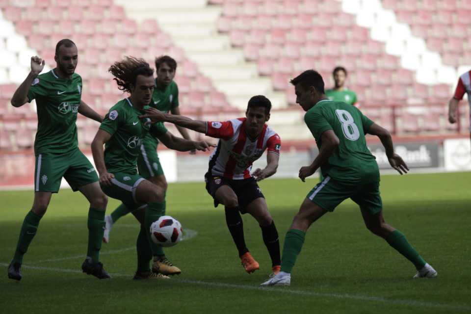 Rayco trata de marcharse de tres futbolistas del Sporting B. / Ingrid