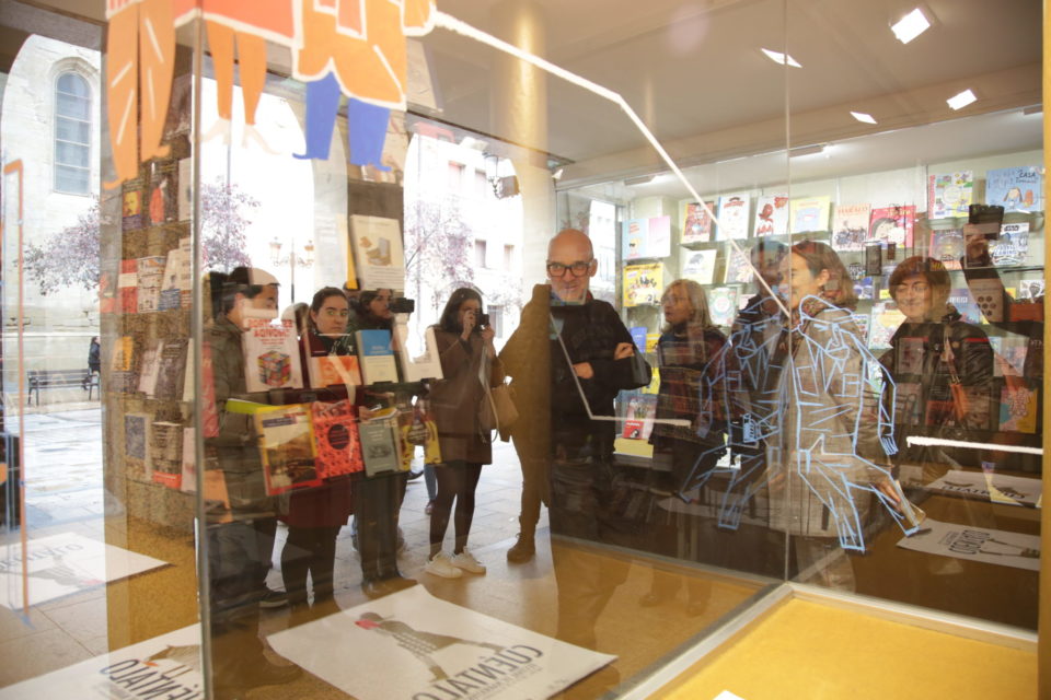 La alcaldesa, Cuca Gamarra, inauguró ayer el festival Cuéntalo en la Librería Cerezo. / Clara Larrea