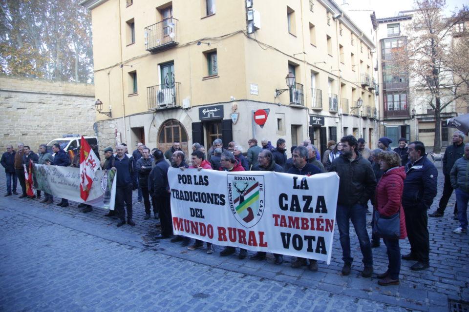 Asociaciones de cazadores, de pesca, ganaderos o de clubs taurinos protestan contra la ley de protección animal en las puertas del Parlamento. / Clara Larrea