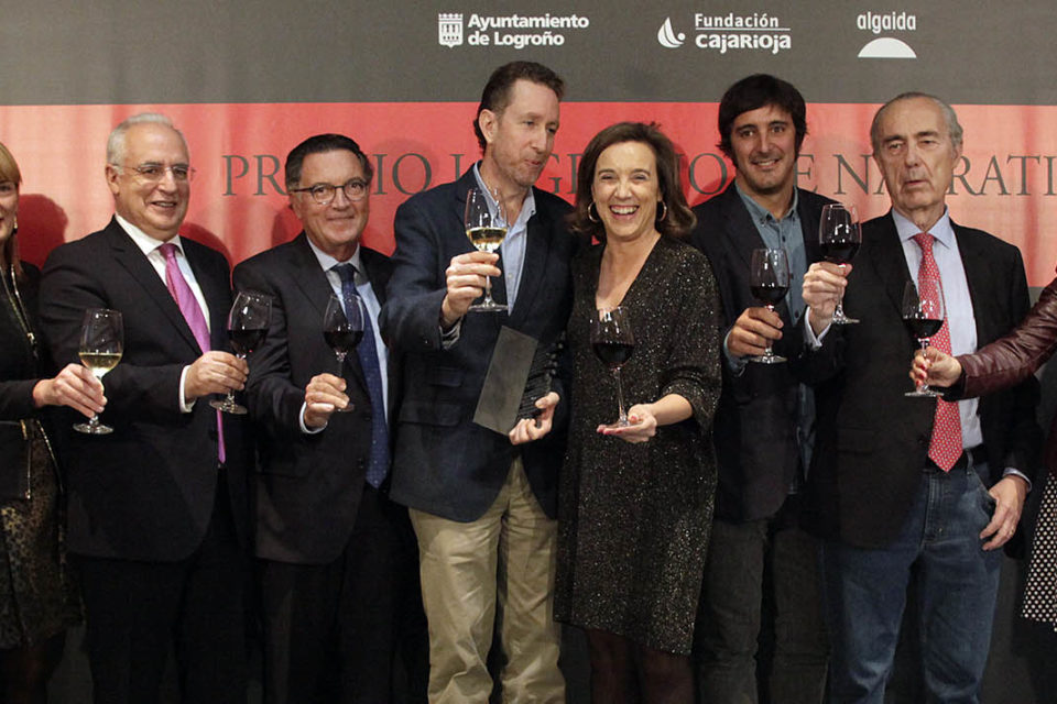 Los dos autores premiados brindan con autoridades y miembros del jurado y de la organización del certamen, en el acto de entrega de galardones. / Darío Uruñuela