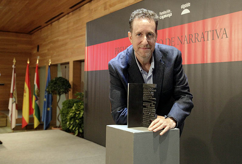 Jerónimo Tristante, tras recibir el galardón literario logroñés. / Darío Uruñuela