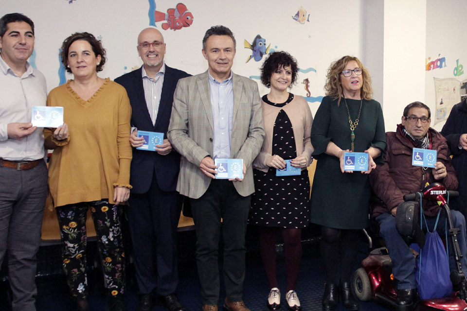 El consejero Conrado Escobar presentó ayer la nueva tarjeta. / Clara Larrea