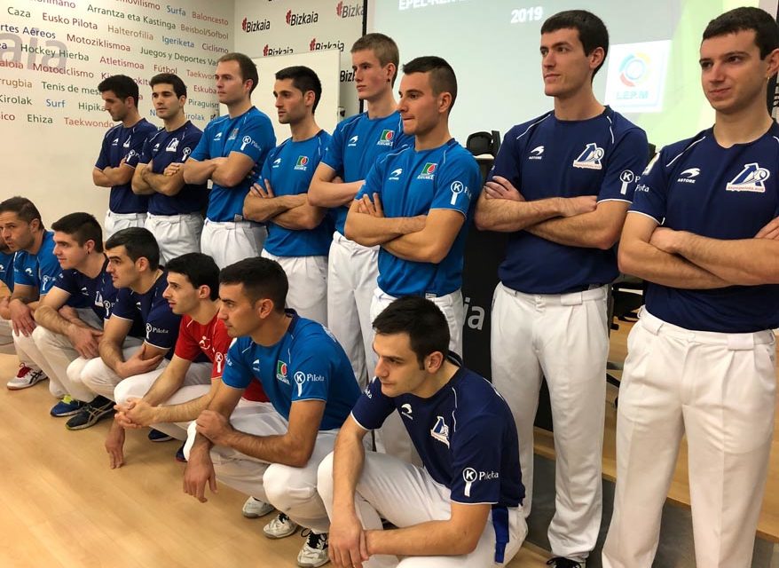 Foto de familia de los dieciséis pelotaris que arrancan este viernes el Parejas. / aspepelota.eus