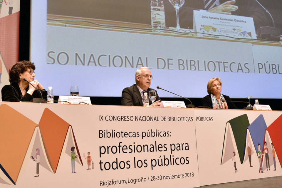 La directora general de Libro (izquierda), con el presidente José Ignacio Ceniceros y la consejera Leonor González Menorca, en la inauguración del congreso en Riojaforum. / NR